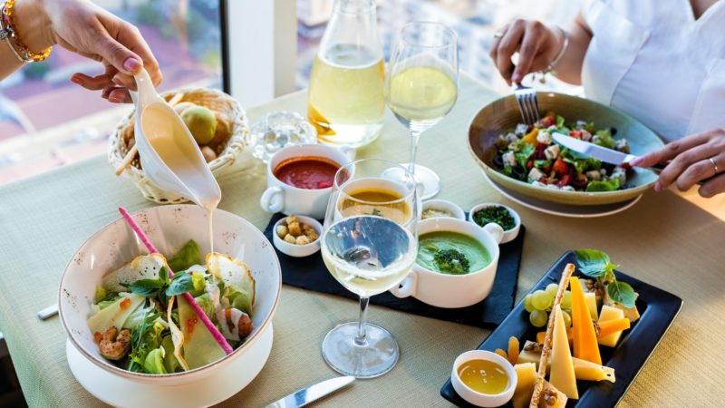 Les accords parfaits entre le vin et la salade